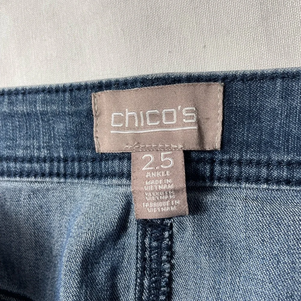 Chicos Blue Denim Ankle Jeans Womens size (2.5) US size 14